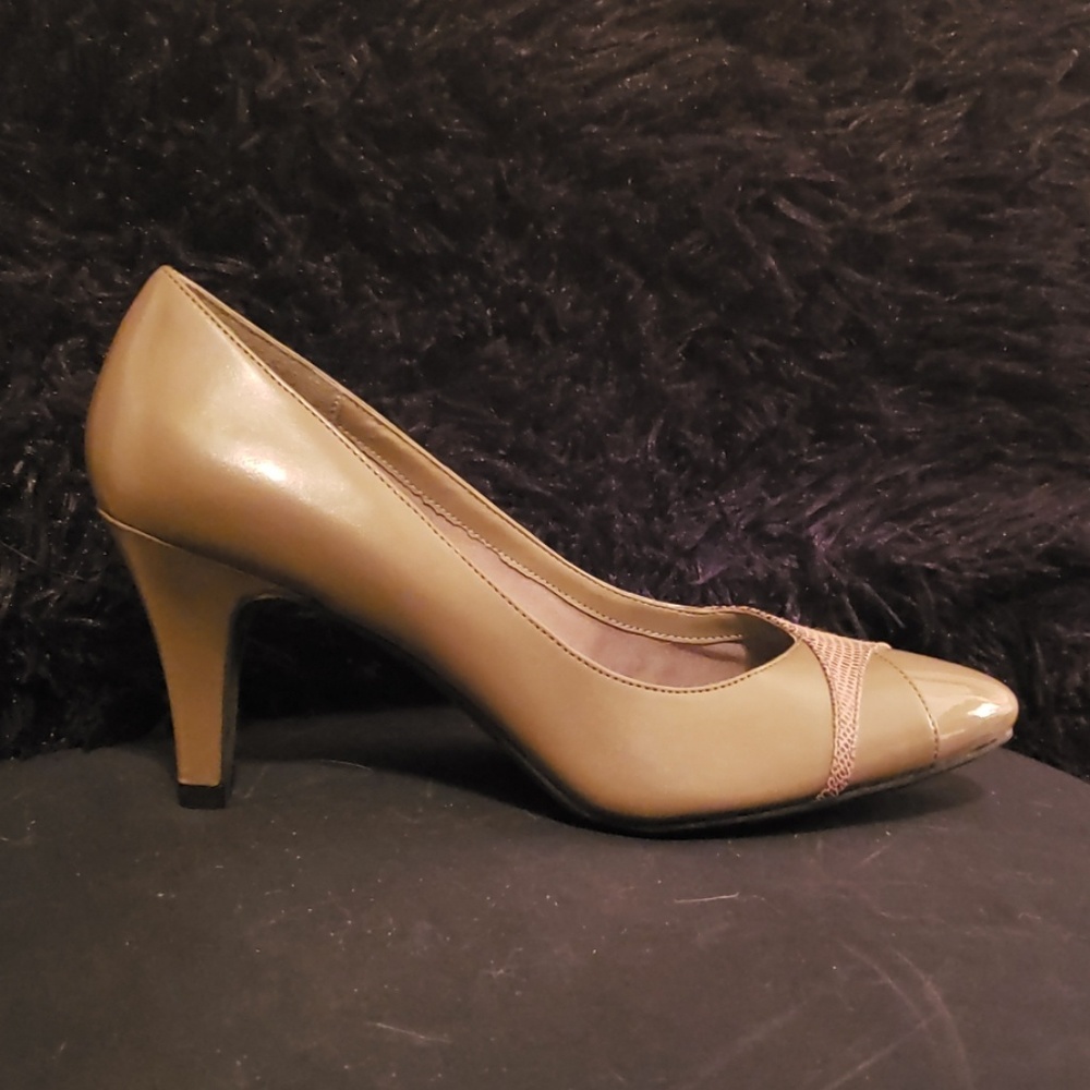 HEELS NEVER WORN